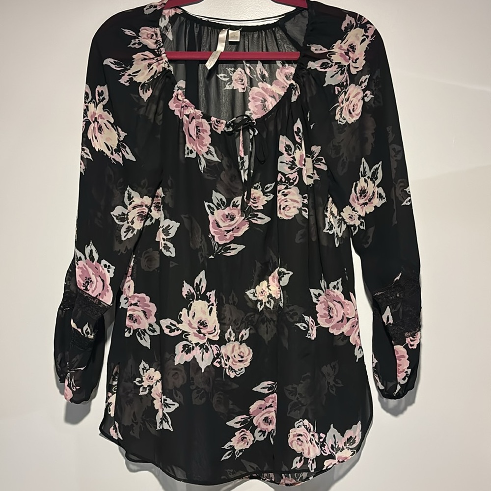 Lauren Conrad small sheer flowers black lace women’s top feminine